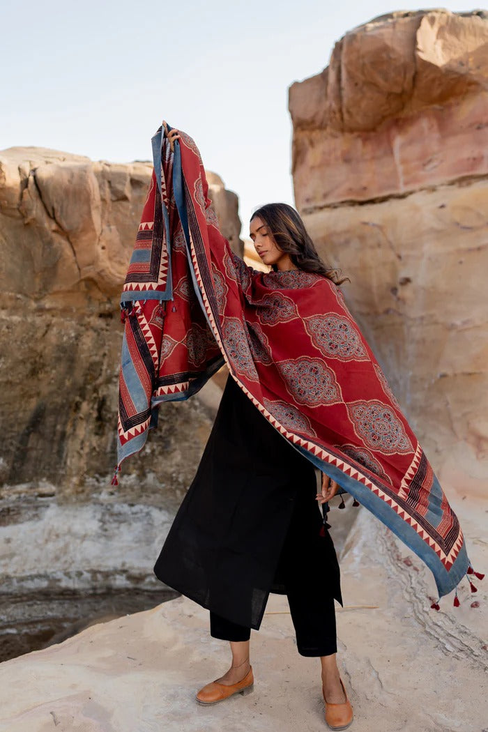 Women Black Kurta with Trousers & With Dupatta